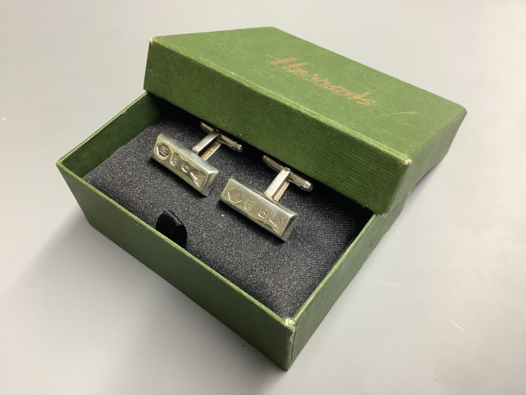 A modern pair of silver cufflinks by Harrods, length 23 mm, 15.7 g, with Harrods box.